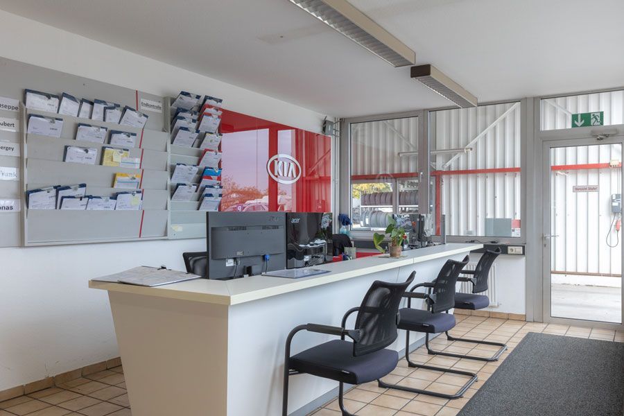 Ein Autohaus mit langer Theke und Stühlen.