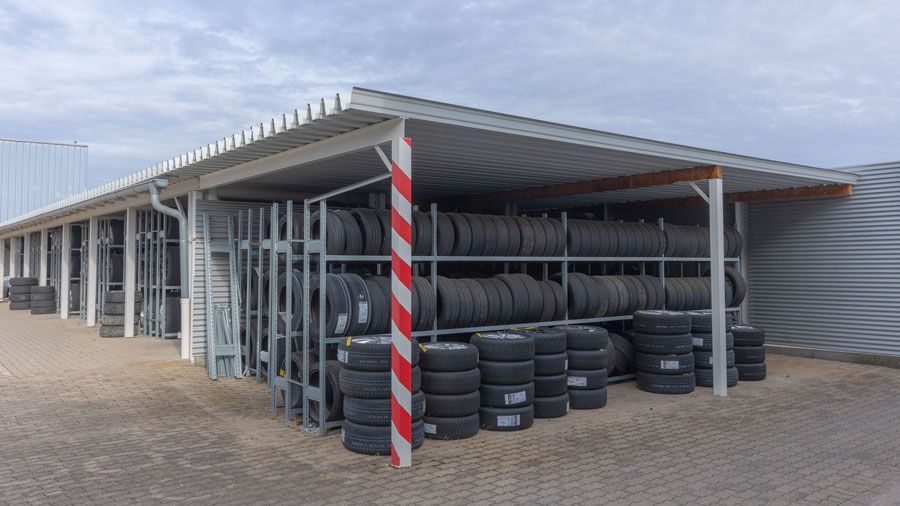 Ein Lagerhaus voller Reifen unter einem Dach.