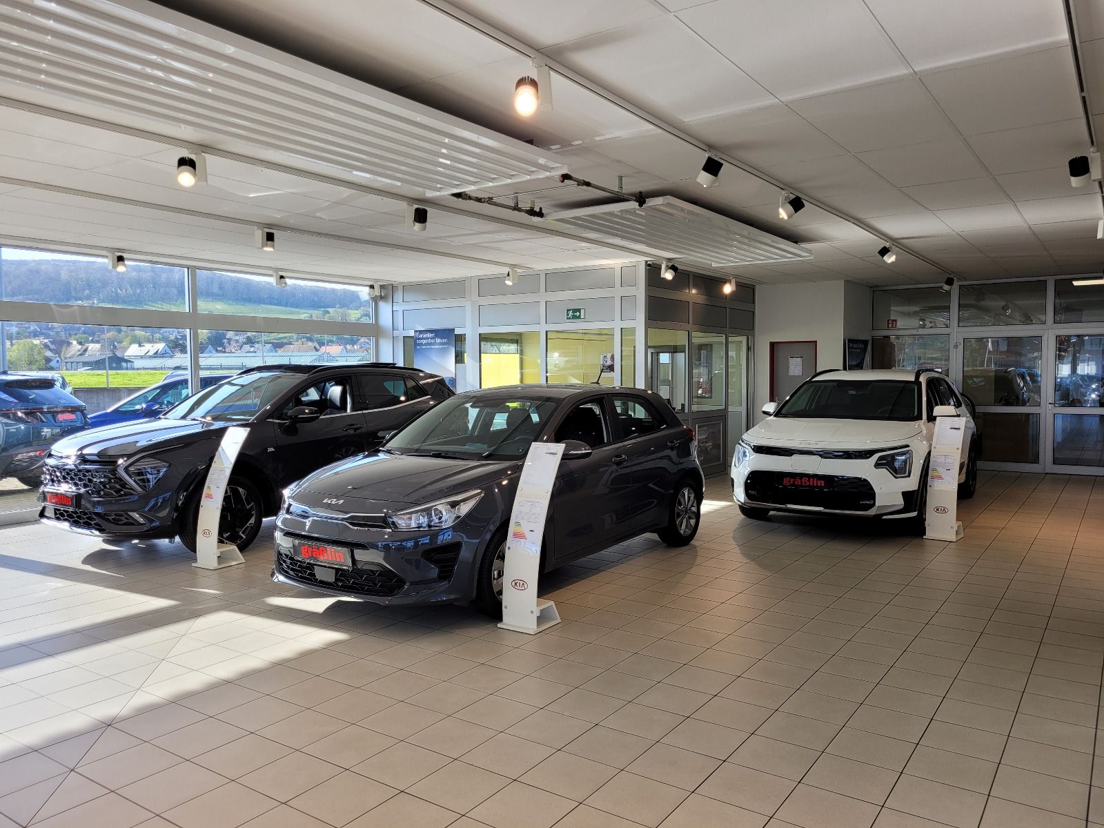 Ein Ausstellungsraum mit vielen ausgestellten Autos.