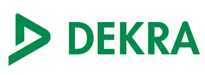 Das Dekra-Logo ist grün und weiß mit einem grünen Pfeil, der nach rechts zeigt.