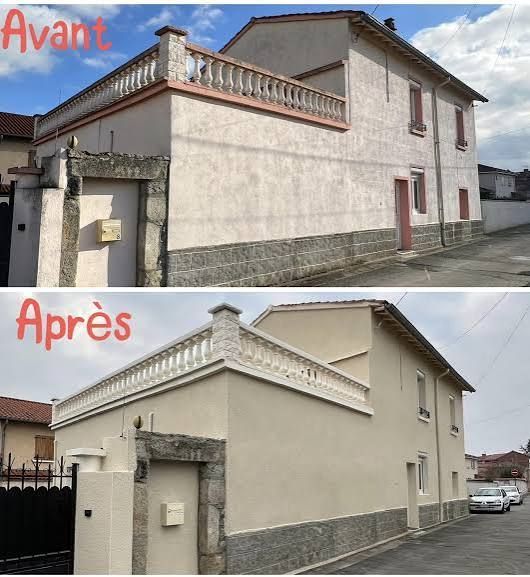 Photos avant et après d'une maison ; mur extérieur avec une nouvelle peinture beige et des moulures.