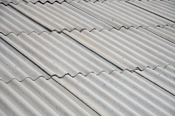 Un primer plano de un techo hecho de metal corrugado.