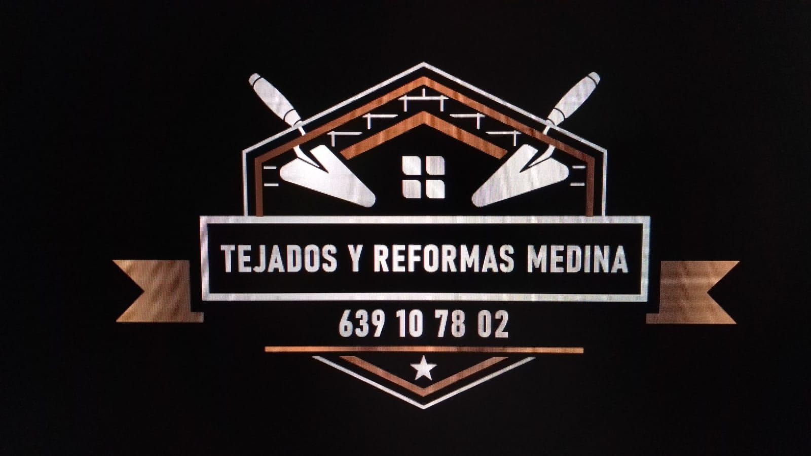 Se muestra un logotipo de Tejados y Reformas Medina sobre un fondo negro.