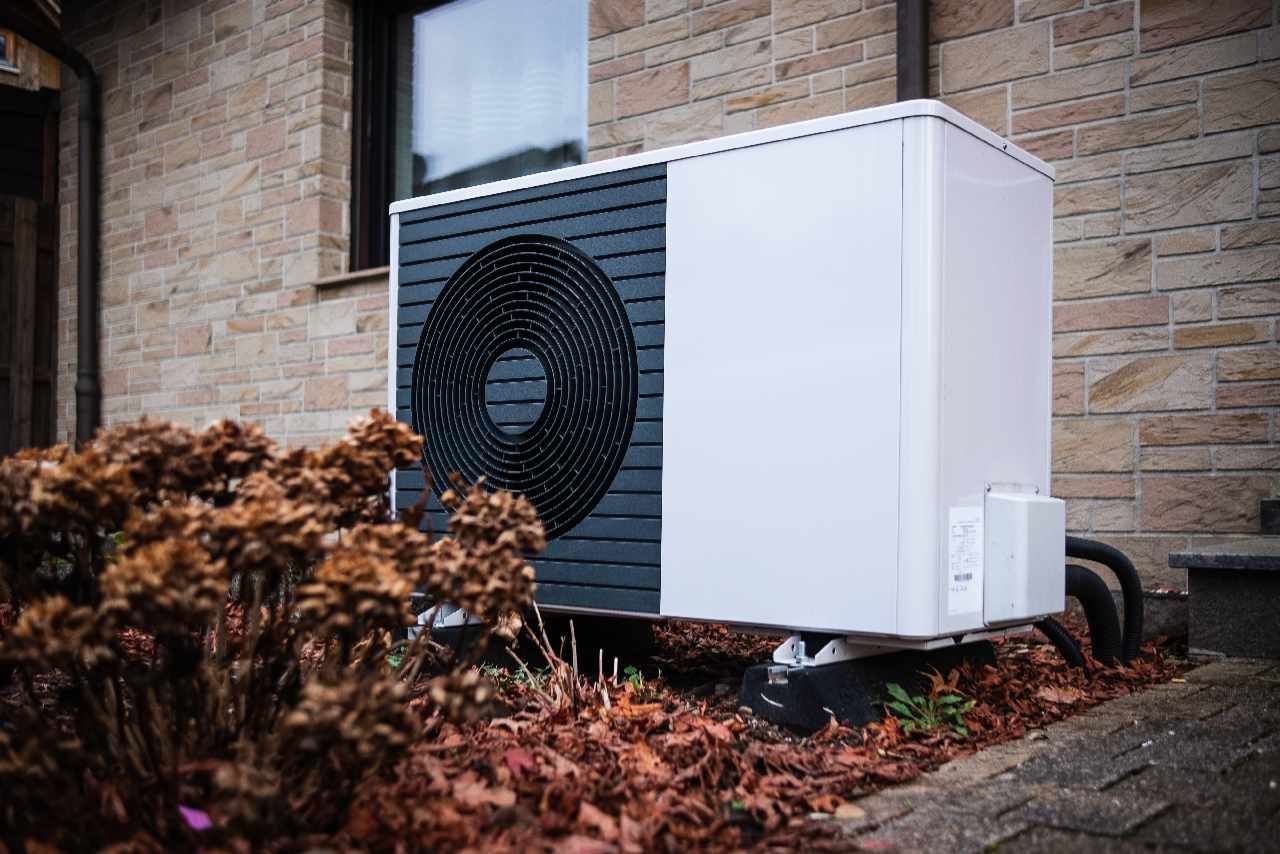 Moderne Wärmepumpe am Haus