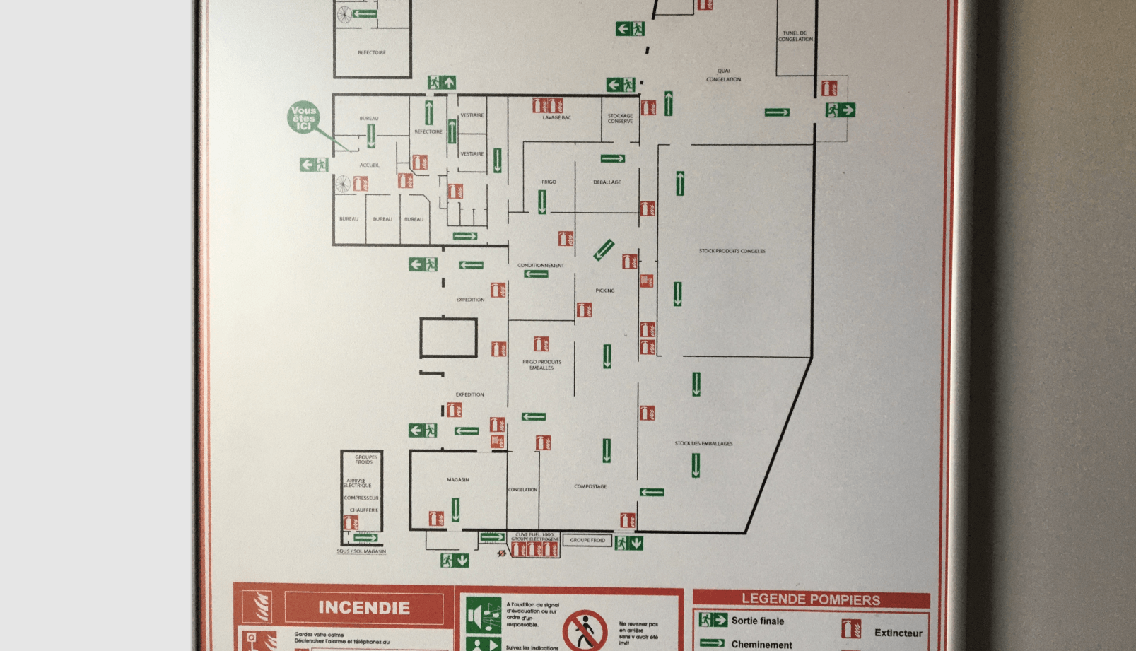 Plan de sortie de secours avec sorties et équipements de sécurité incendie.