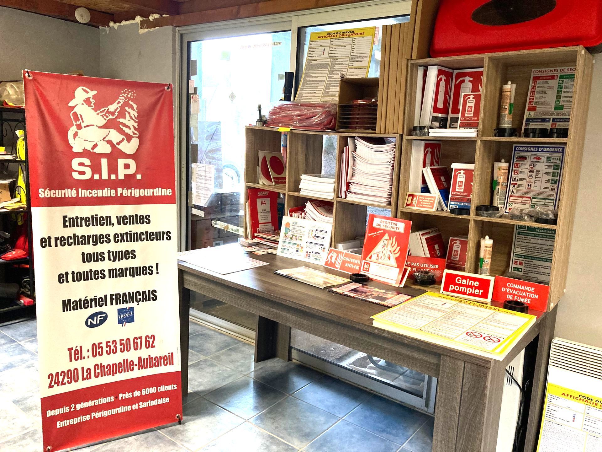 Un présentoir de magasin pour le matériel de sécurité incendie. 