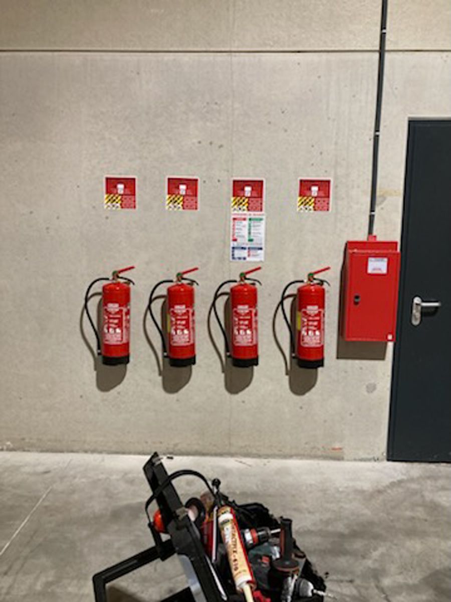 Extincteurs dans un entrepôt.