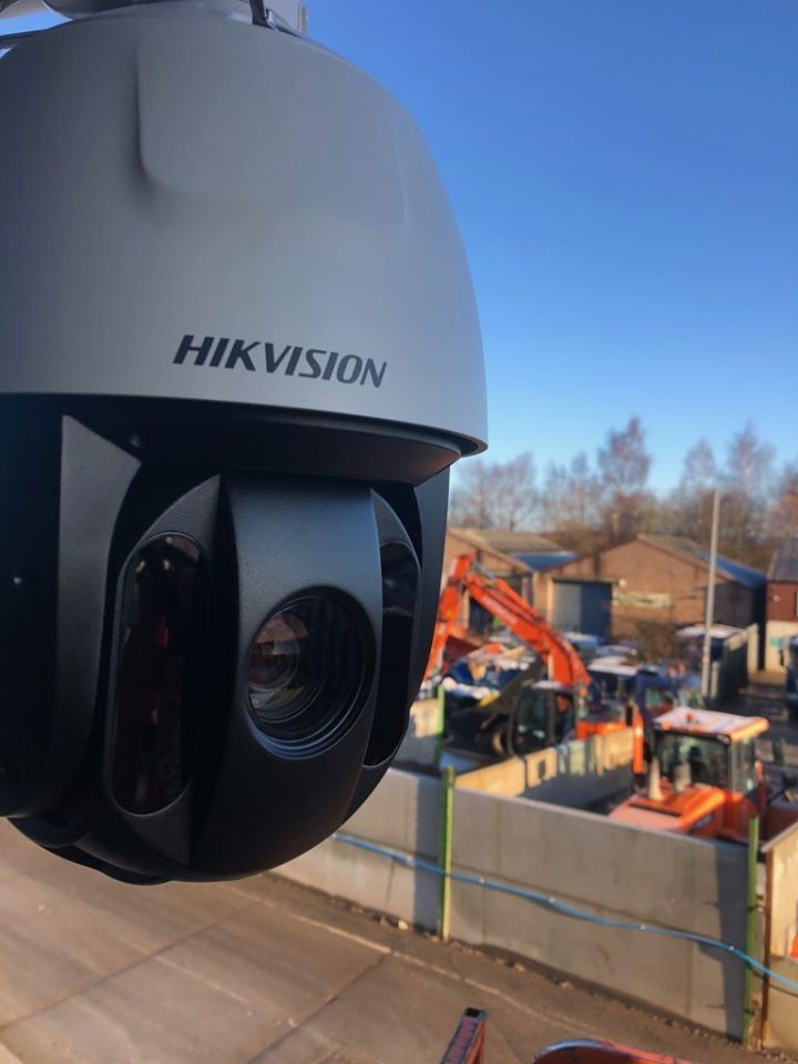 Caméra ronde fixée sur un mur extérieur