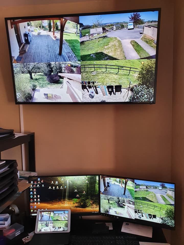 Ordinateurs et écrans reliés aux caméras de vidéosurveillance