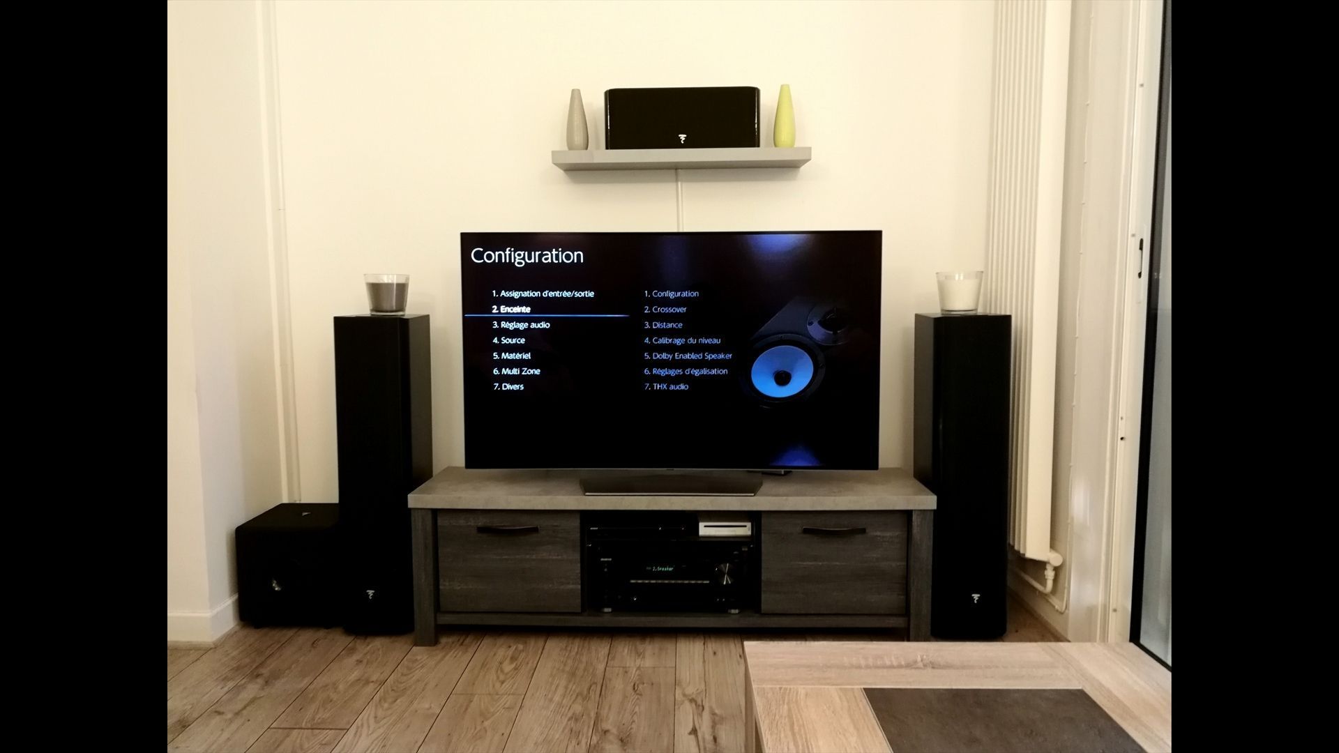 Meuble TV avec TV et enceintes