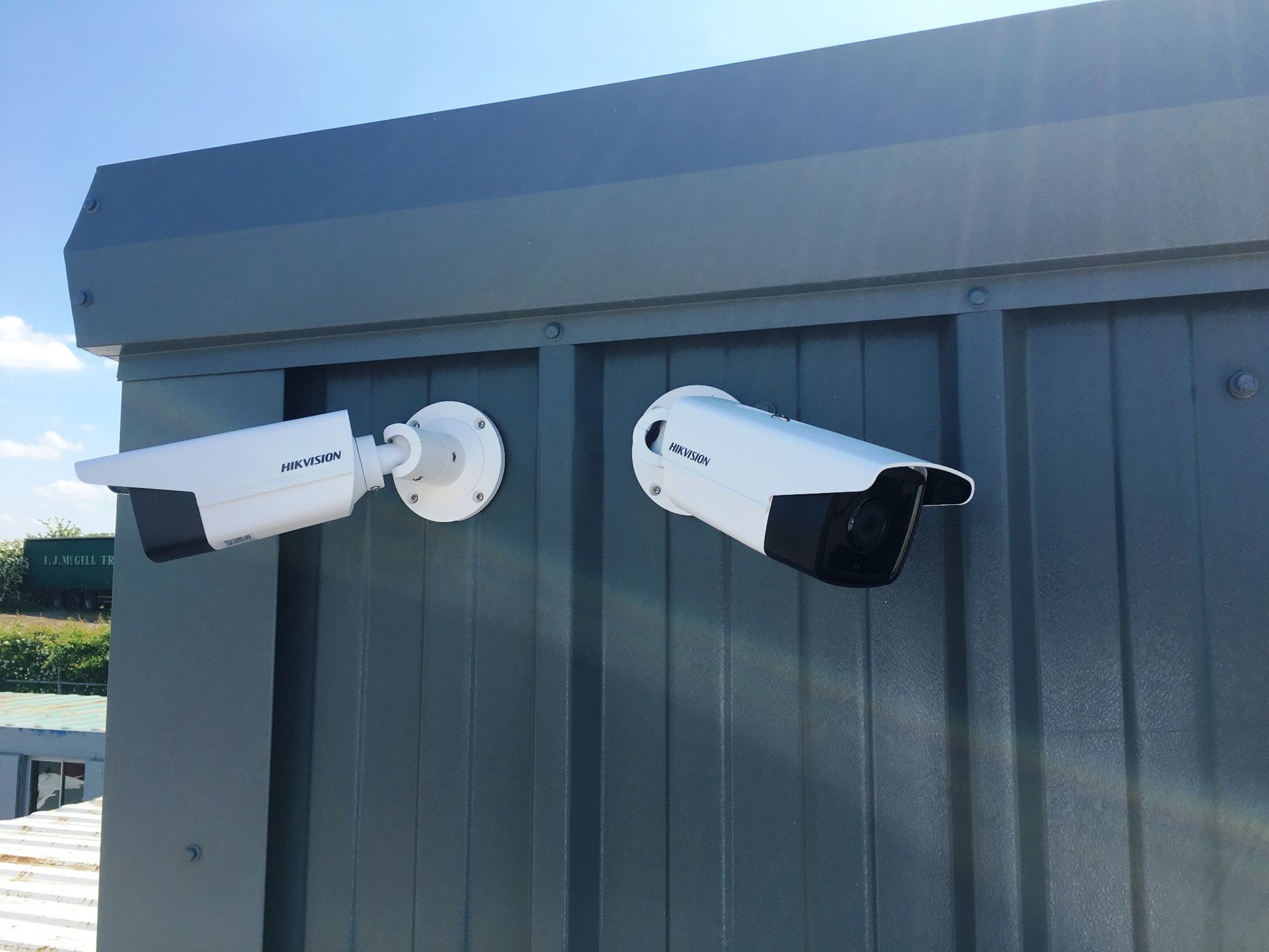 Deux caméras de surveillance à l'extérieur