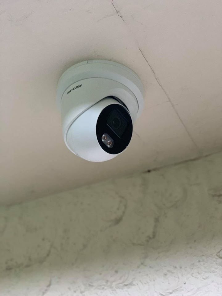 Caméra fixée sur un plafond