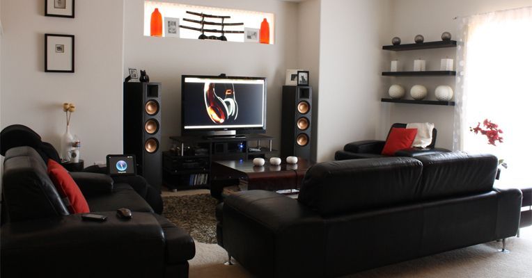 Salon avec télé et canapé