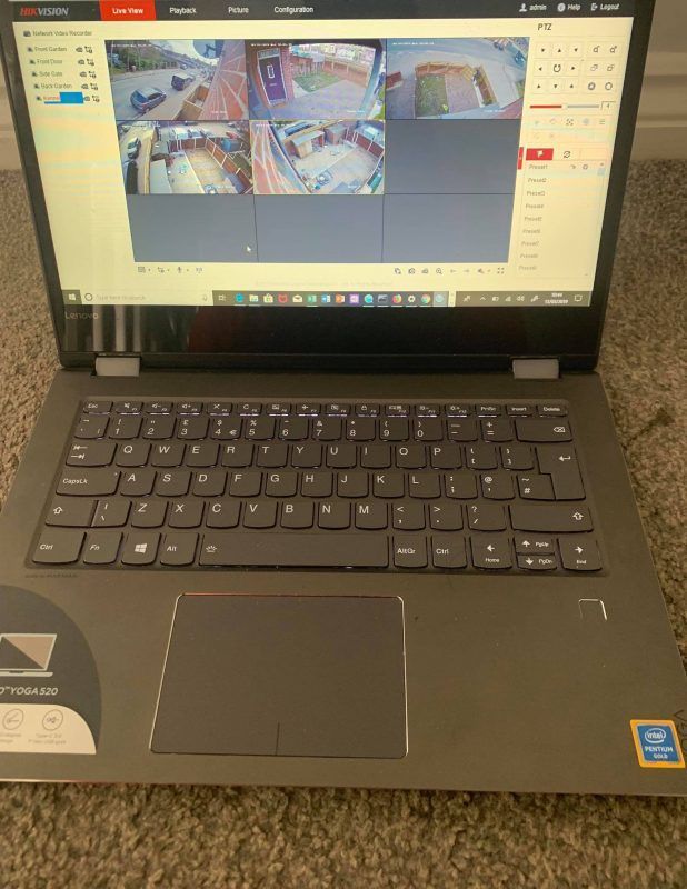 Ordinateur portable avec vidéos de surveillance