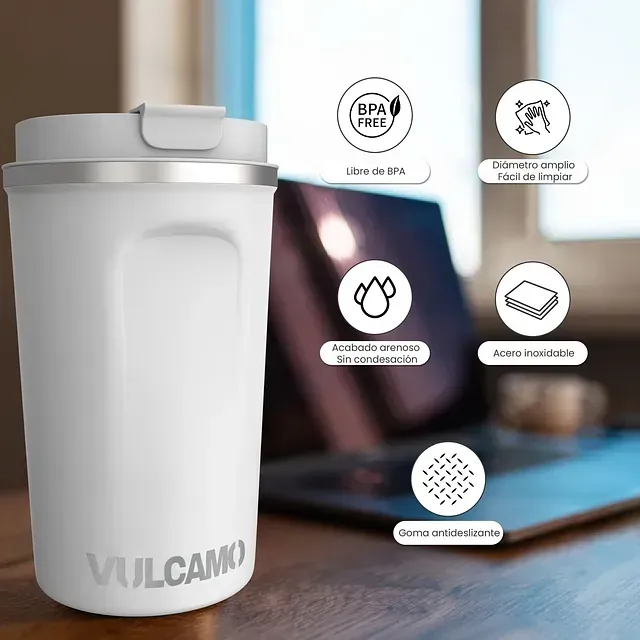 Taza de viaje Vulcano blanca sobre una superficie de madera, junto a íconos que resaltan características como libre de BPA, durabilidad y aislamiento.