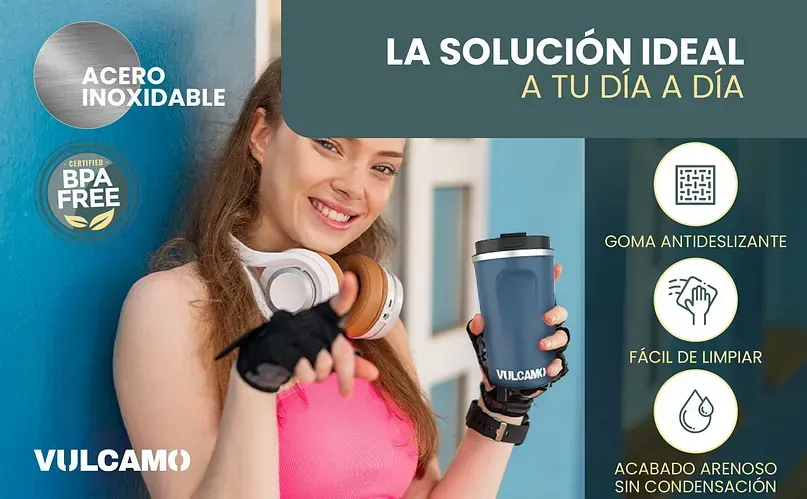 Mujer sonriendo con una taza Vulcano azul. Características: acero inoxidable, libre de BPA y base antideslizante.