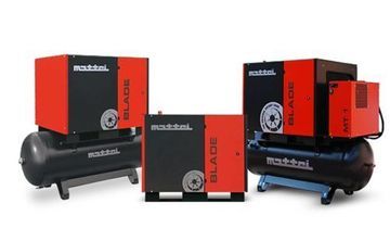 Un grupo de compresores de aire están sentados uno al lado del otro sobre un fondo blanco.