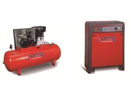 Dos compresores de aire rojos están uno al lado del otro sobre una superficie blanca.