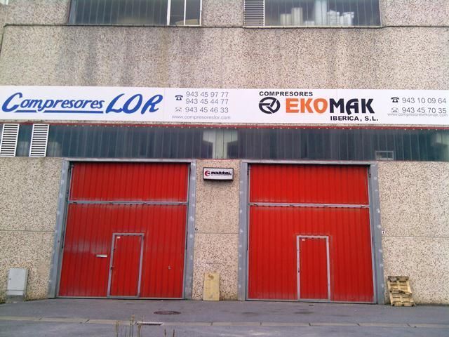 Un edificio con un cartel que dice compresores lor