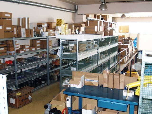 Un almacén lleno de muchas cajas y estantes.