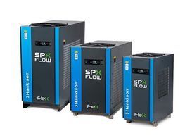 Tres secadores de aire de flujo spx están uno al lado del otro sobre un fondo blanco.