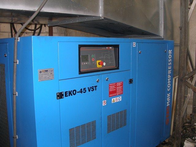 Un compresor de aire eko 45 vst azul está en una habitación.