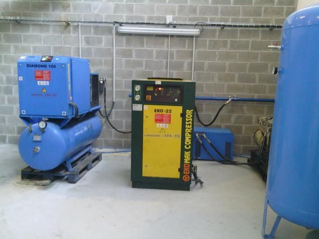 Una máquina con la palabra compresor escrita en ella