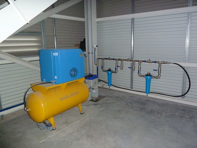 Un tanque amarillo con una caja azul encima.