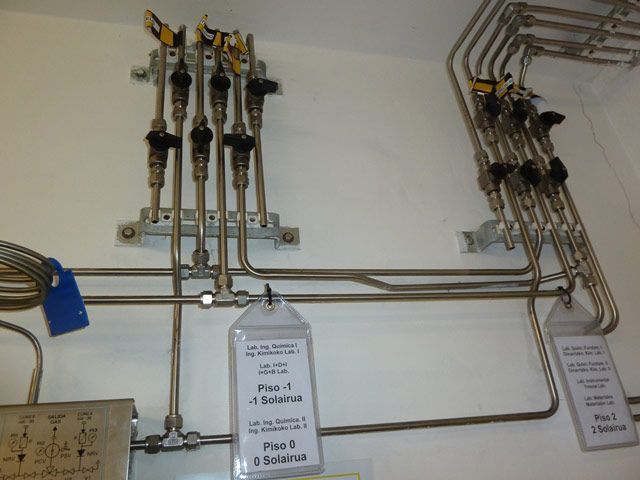 Un montón de tubos con una etiqueta que dice paso 4