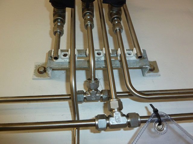 Un montón de tubos de metal están conectados entre sí