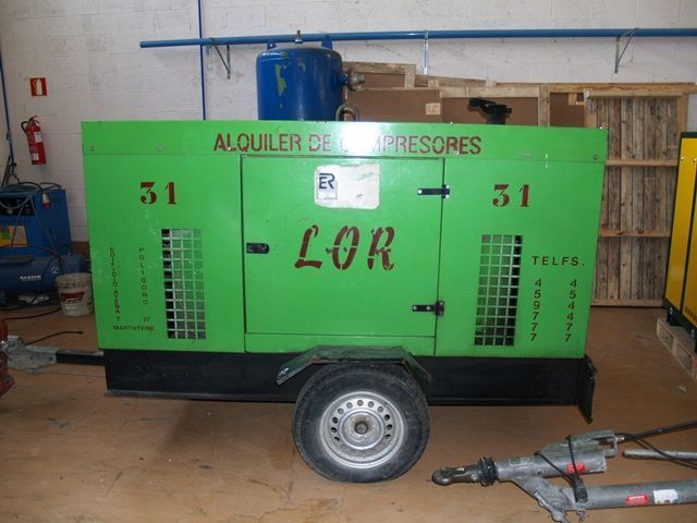 Un remolque verde con la palabra lor en él