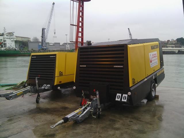 Dos compresores de aire están estacionados uno al lado del otro