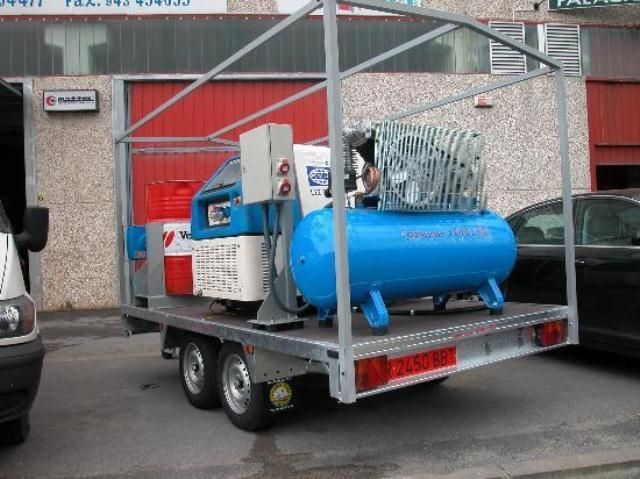 Un remolque con un compresor en la parte trasera.