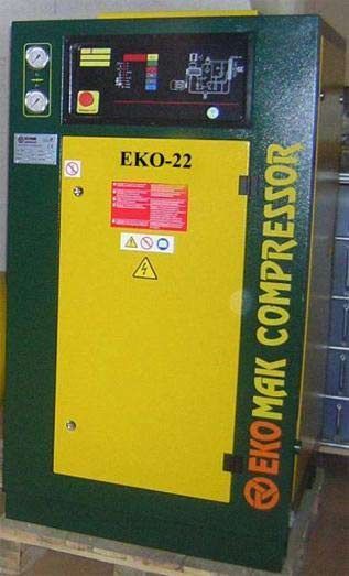 Un compresor eko-22 verde y amarillo está sobre un palé de madera.