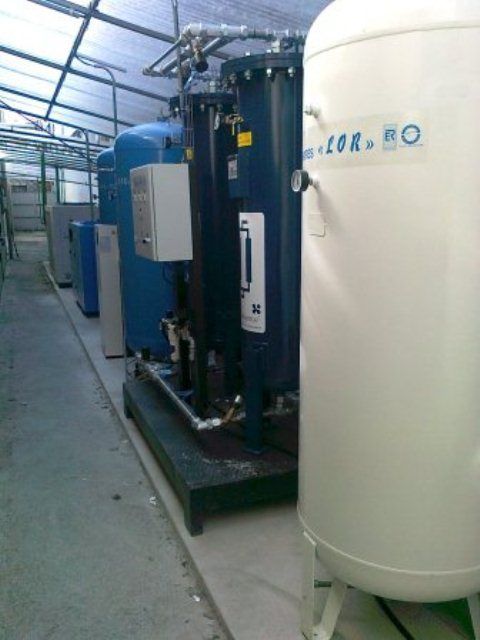 Un tanque blanco con la palabra cor en él