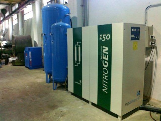 Dos tanques de nitrógeno están uno al lado del otro en una habitación.