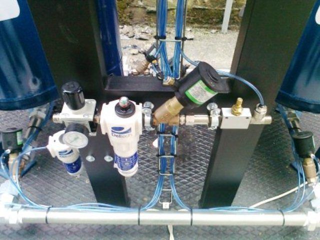 Un primer plano de una máquina con una manguera conectada a ella.