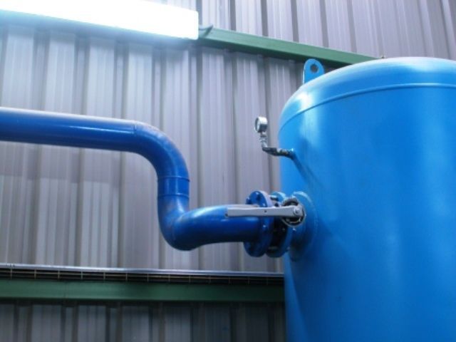 Un tanque azul con un tubo azul conectado a él.