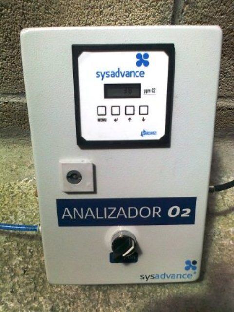 Un dispositivo analizador sysadvanced 02 se encuentra sobre una superficie de hormigón.