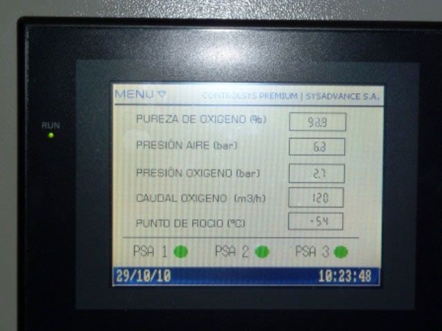 Un monitor de computadora muestra la hora como 23:26:48
