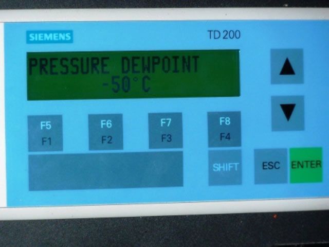 Un monitor Siemens TD 200 muestra la presión a 50 grados centígrados.