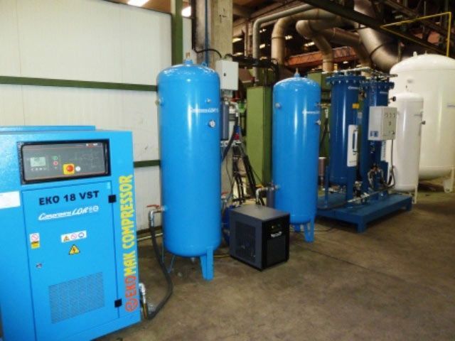 Un compresor de aire eko 18 vst azul se encuentra en una habitación