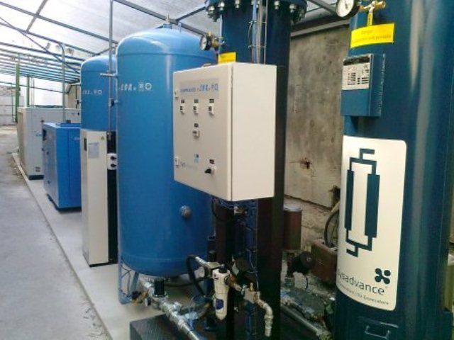 Una fila de tanques azules están alineados en una habitación