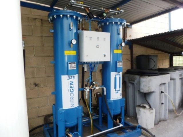 Dos tanques de nitrógeno azules están debajo de un techo.