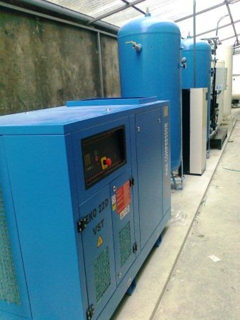 Una fila de tanques azules están alineados uno al lado del otro