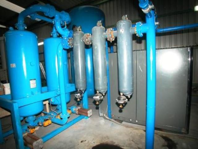 Una fila de tubos azules están alineados en una habitación.