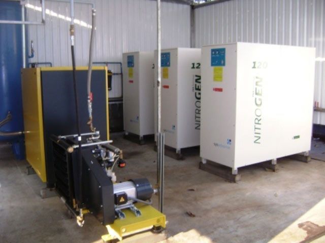 Una habitación con cajas que dicen nitrógeno.