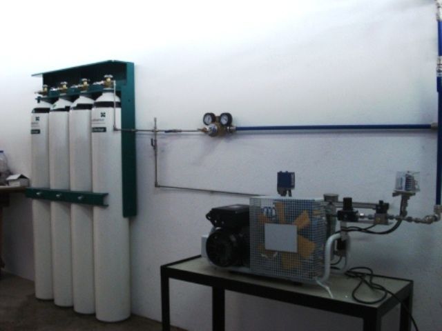 Una fila de cilindros de gas están alineados en una habitación