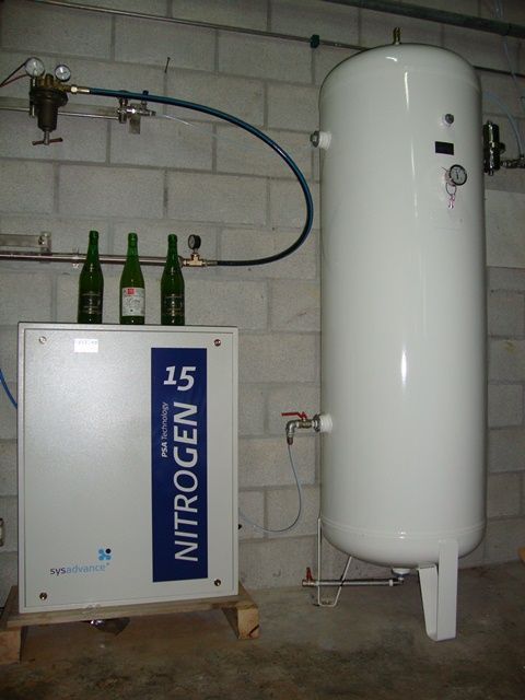 Hay tres botellas encima de una caja que dice nitrógeno 15.