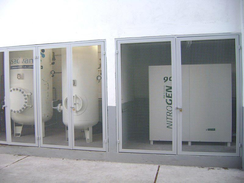 Una jaula con un cartel que dice nitrógeno.